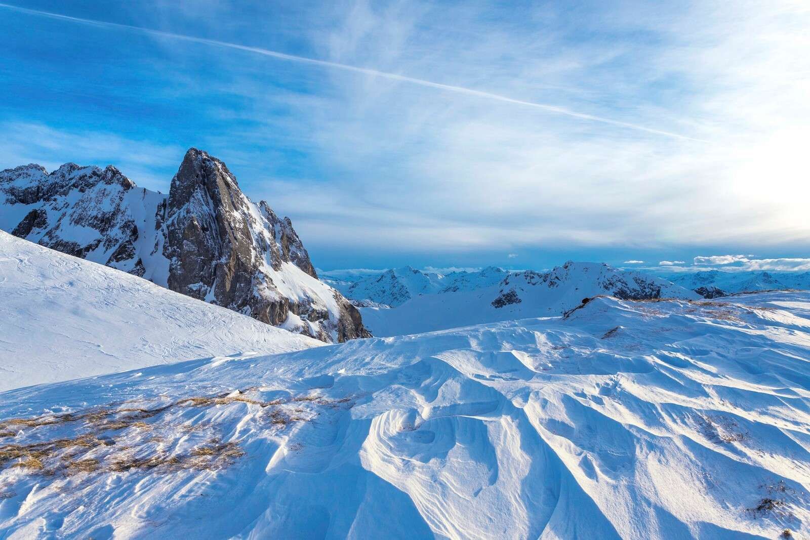 Picos helados y luz invernal