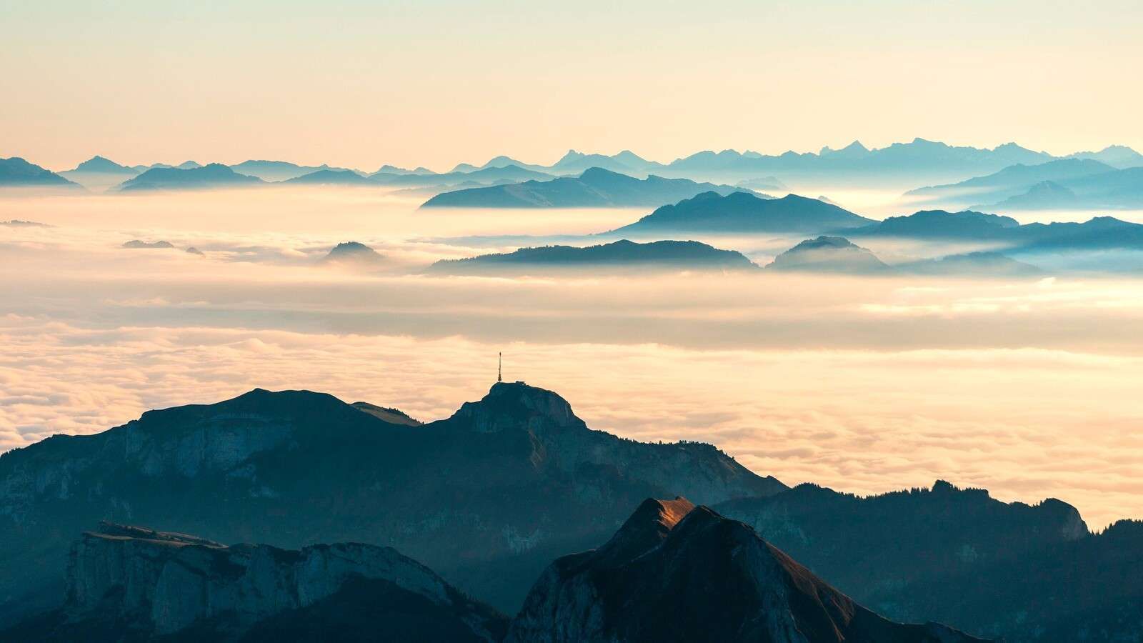 Capas de montañas azules en la niebla de la mañana.