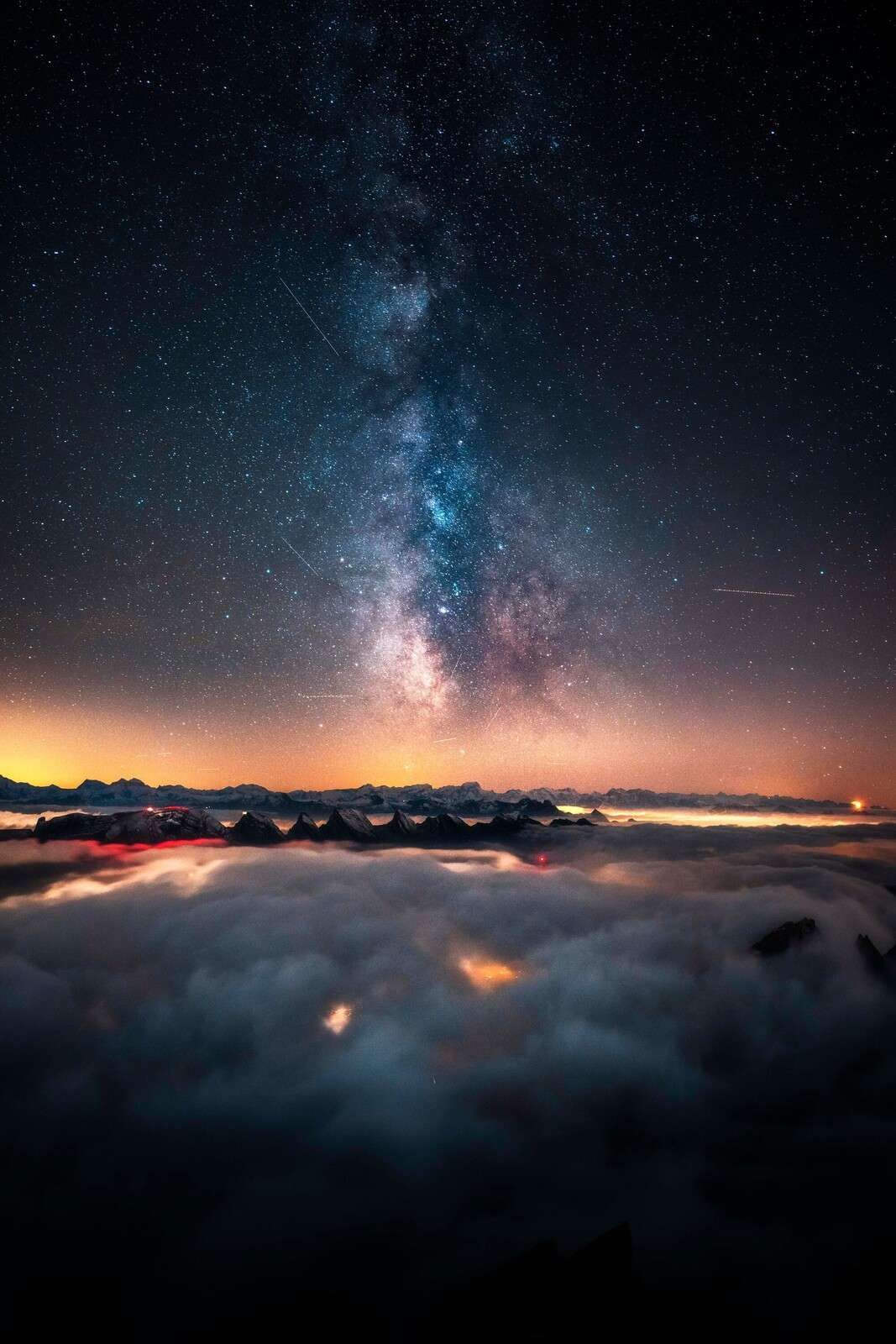 Vía láctea sobre fragmentos de montaña nocturnos.