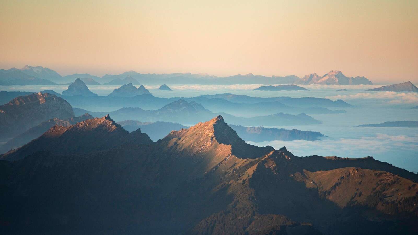 Bergkam en la niebla de la mañana y la luz del sol.