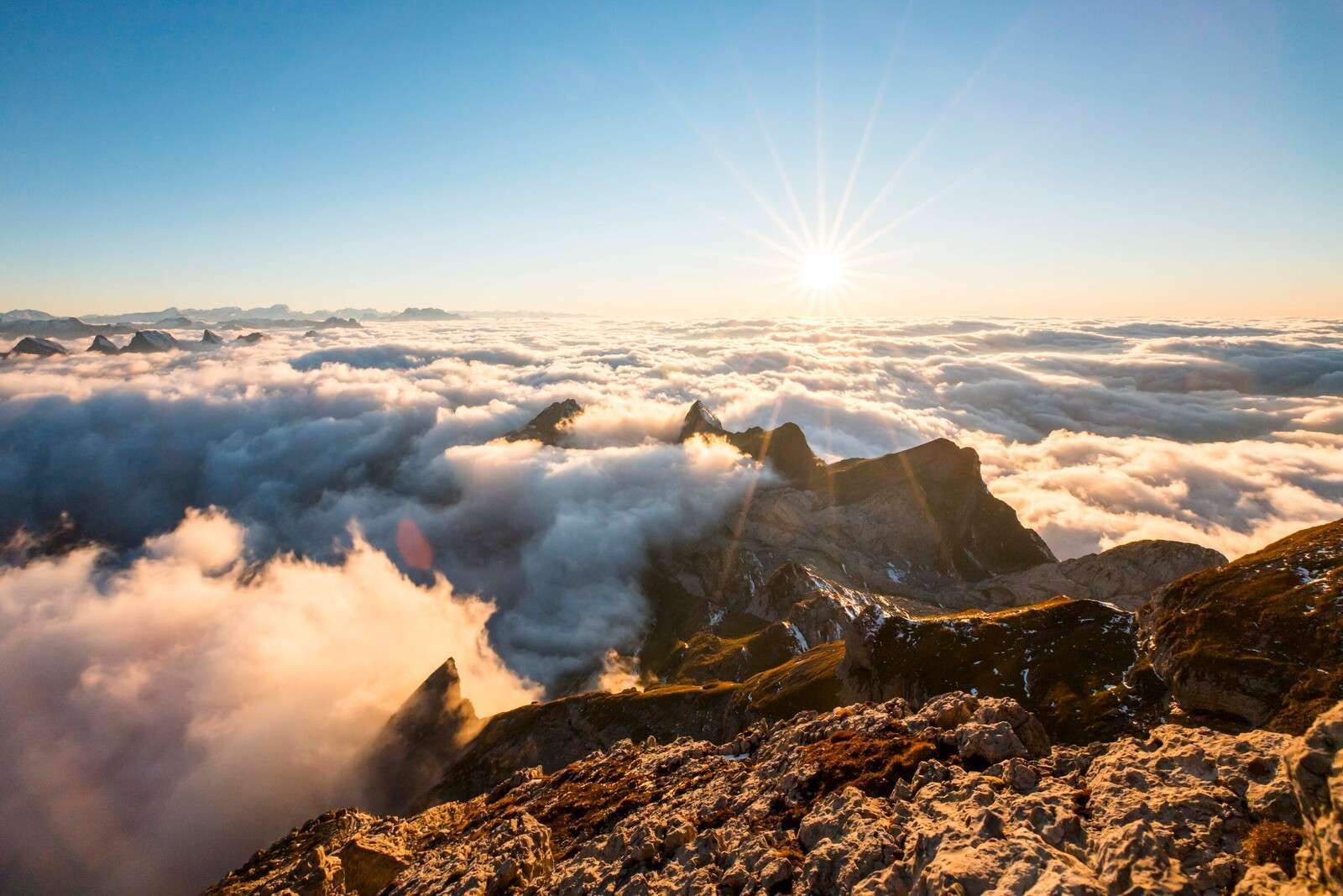 Zona sobre el manto de nubes y cimas de montañas.