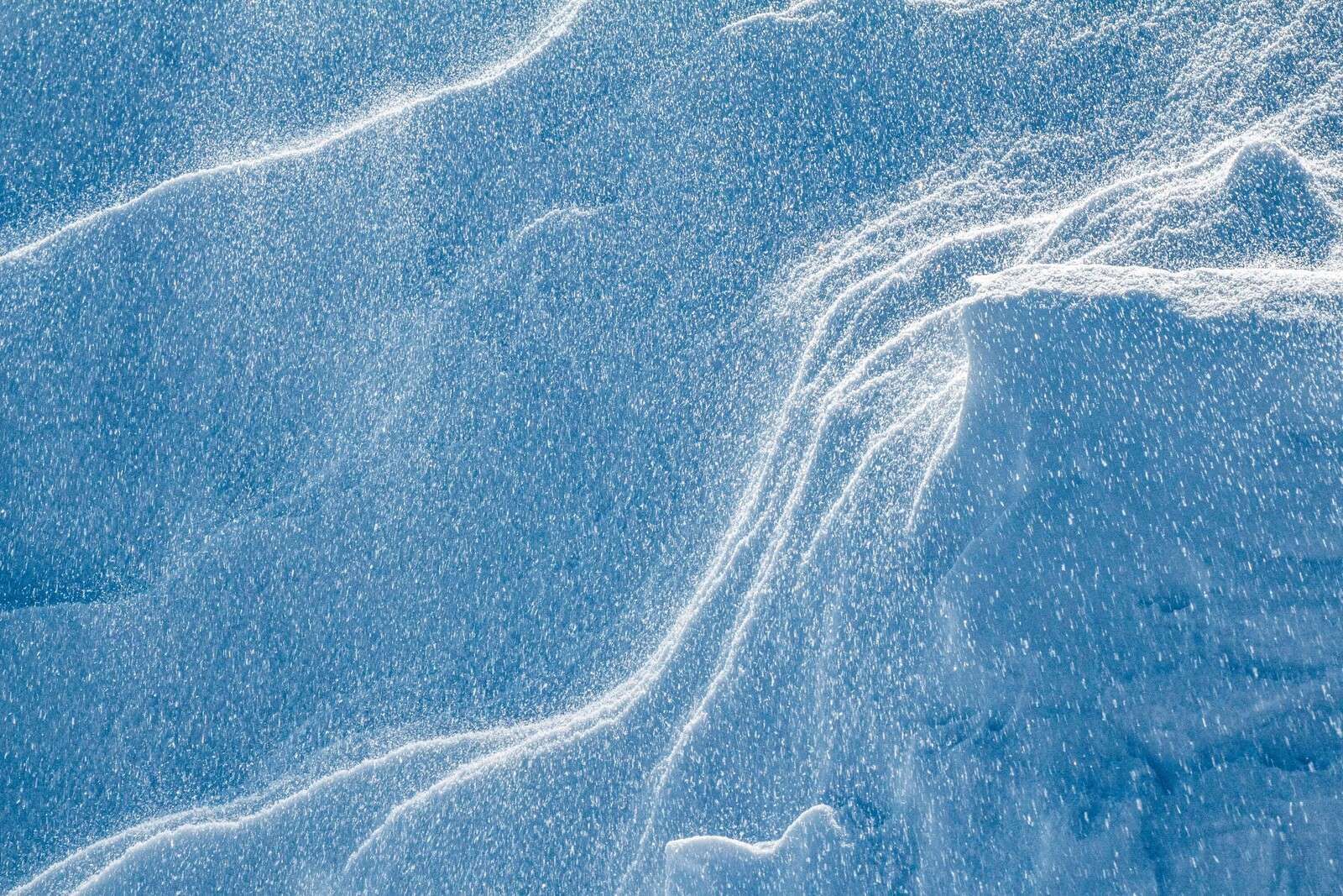 Vórtice de nieve en un paisaje azul hielo.