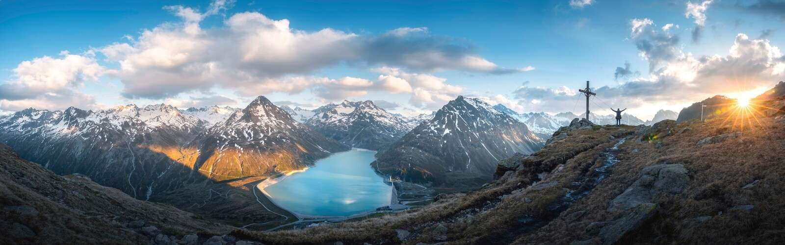 Vista del lago alpino al atardecer.