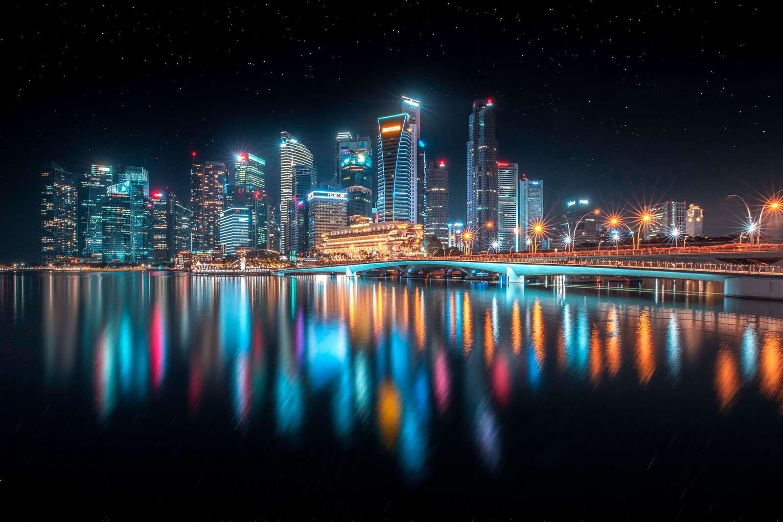 Reflejos de luz en el horizonte moderno.