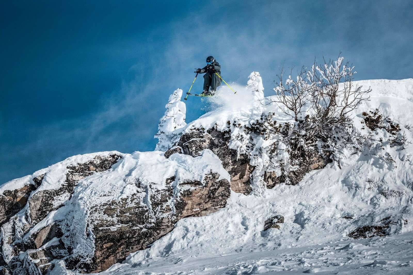 Esquiador estilo libre en un mundo de montañas nevadas.