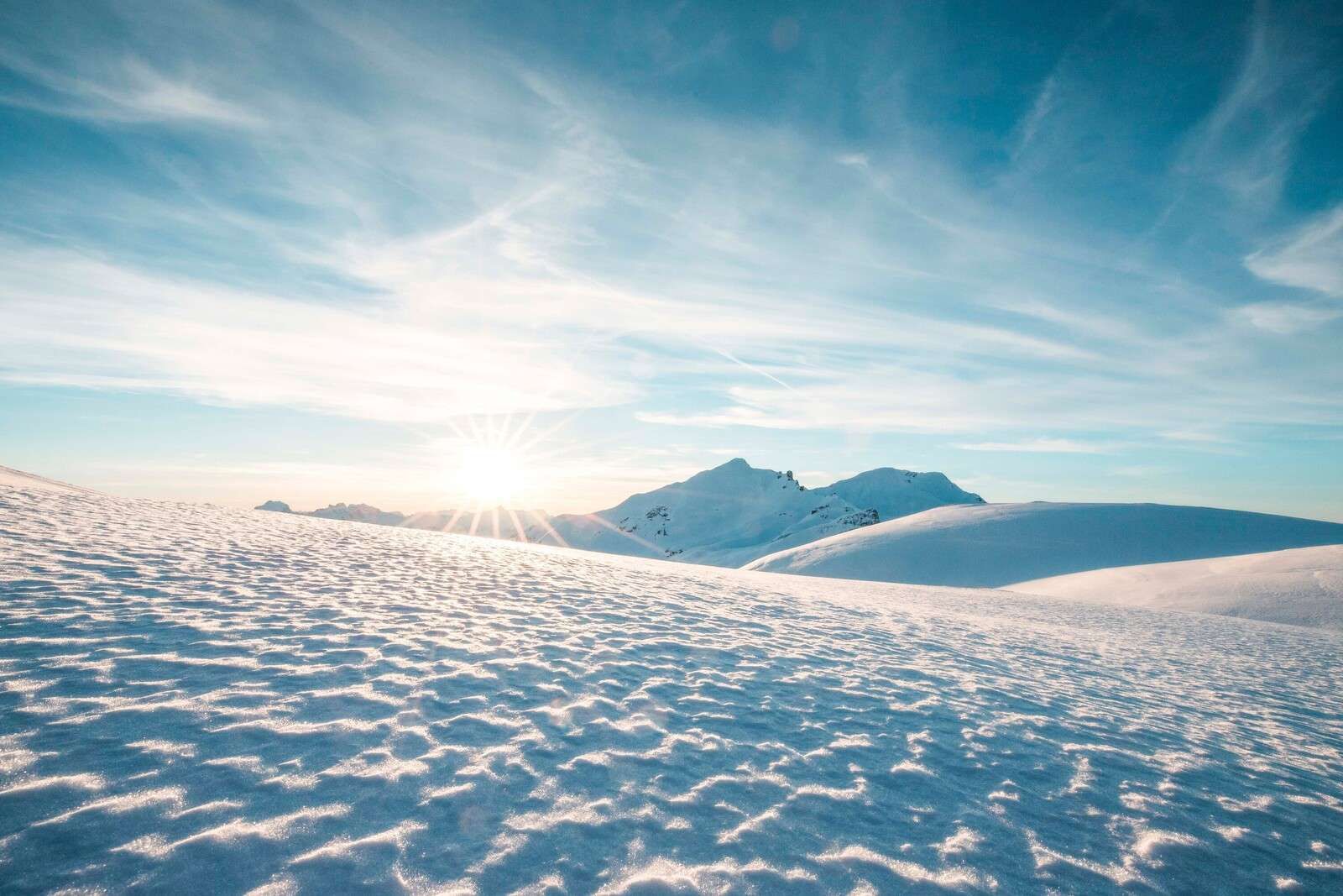 Sol de la mañana sobre llanuras de nieve brillante