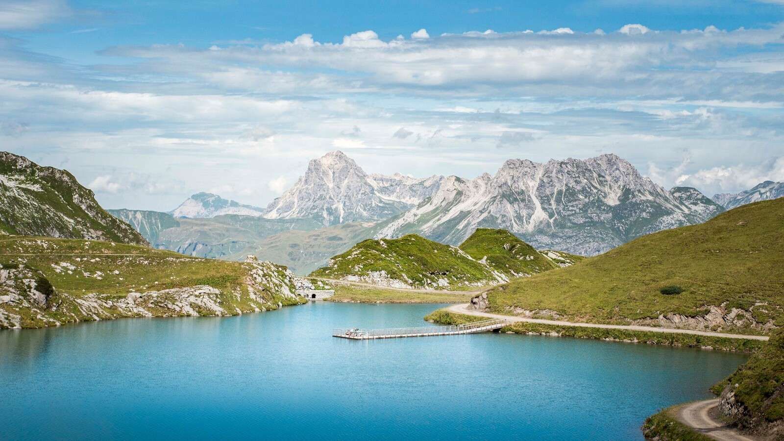 Lago de montaña en el valle de verano.