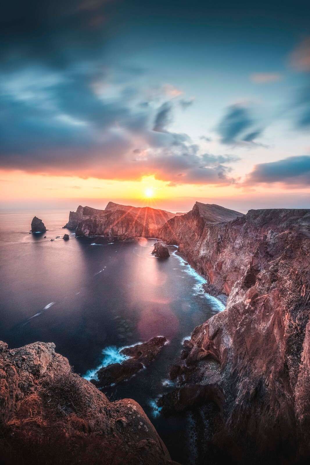 Atardecer sobre acantilado.