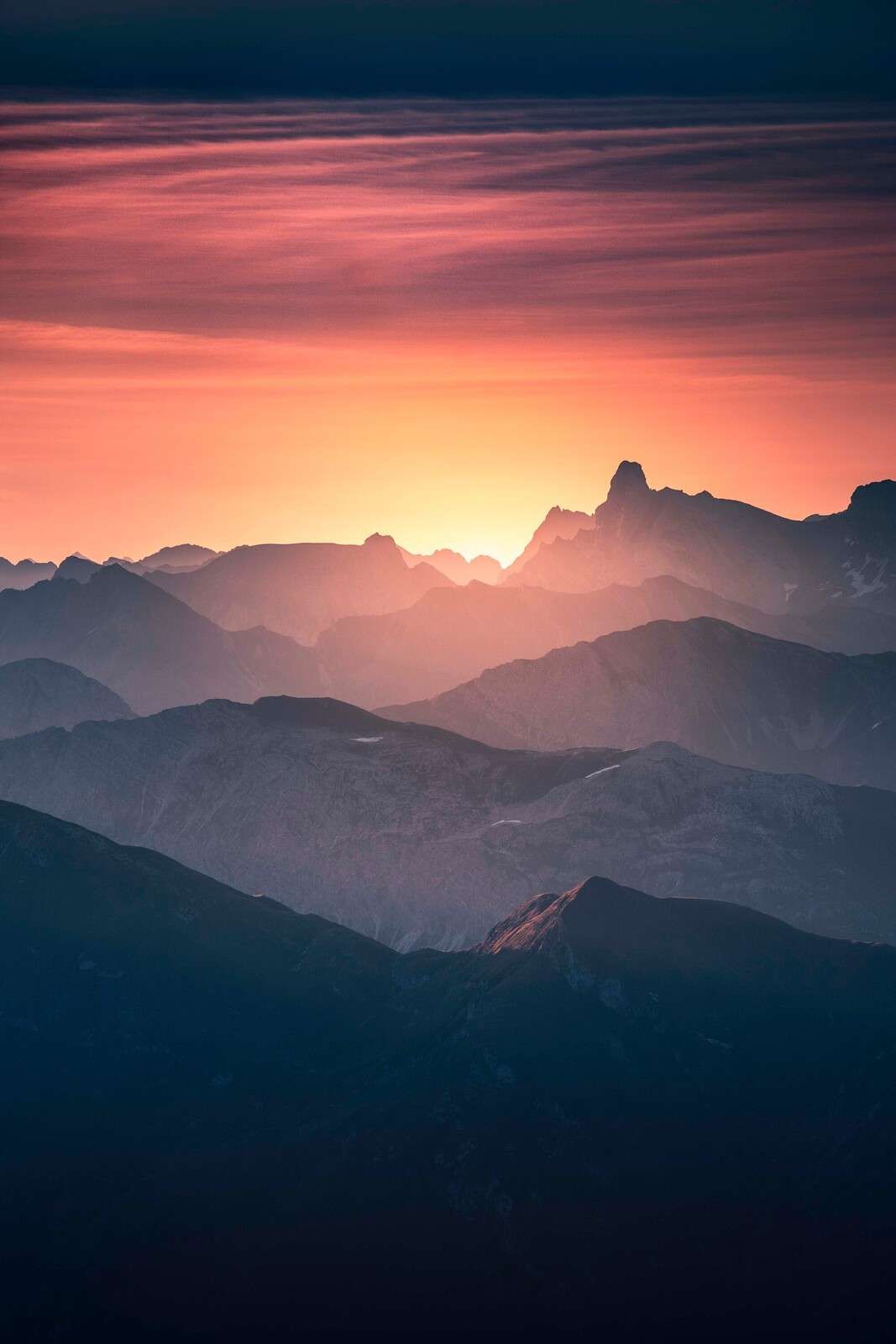 Amanecer sobre laderas de montaña moradas