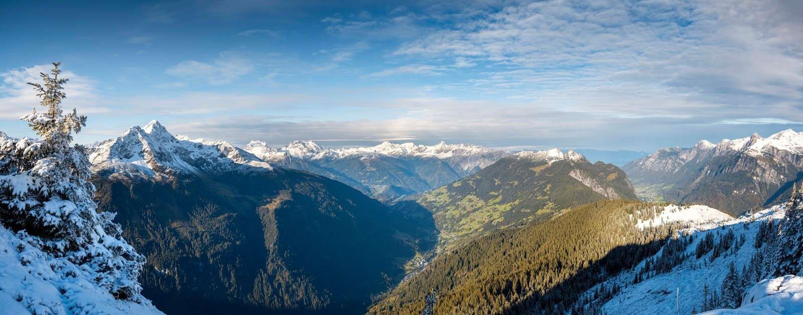 Panorama sobre un valle alpino nevado.