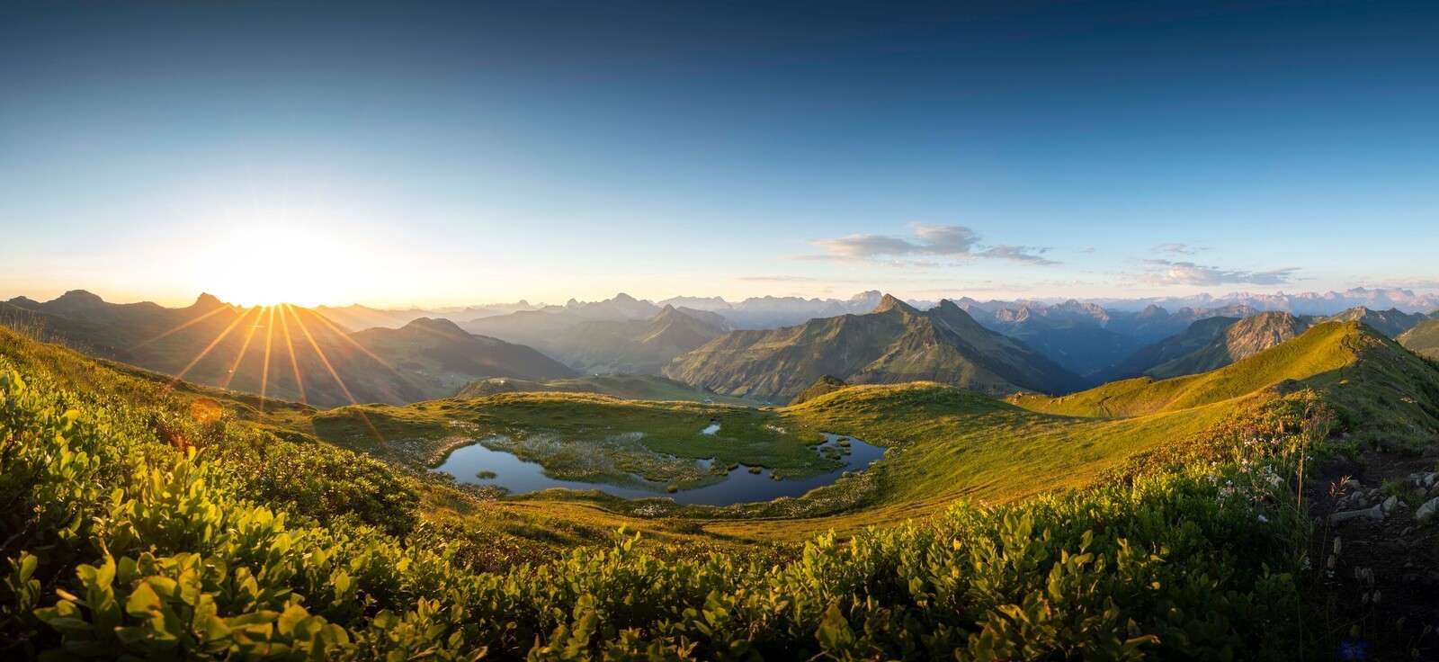 Luz del sol sobre el valle de la montaña.