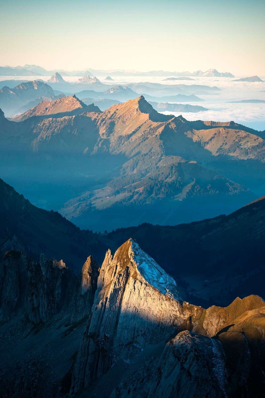 Luz de la mañana en la montaña de roca