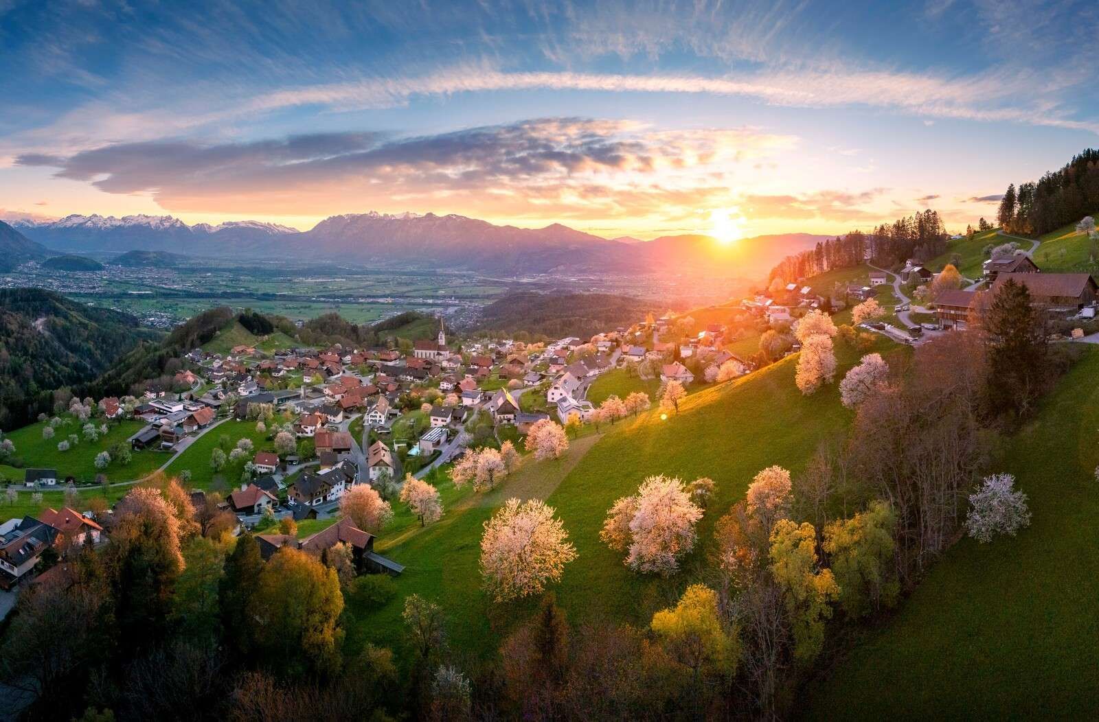 Heuveldorp en el resplandor de la primavera.