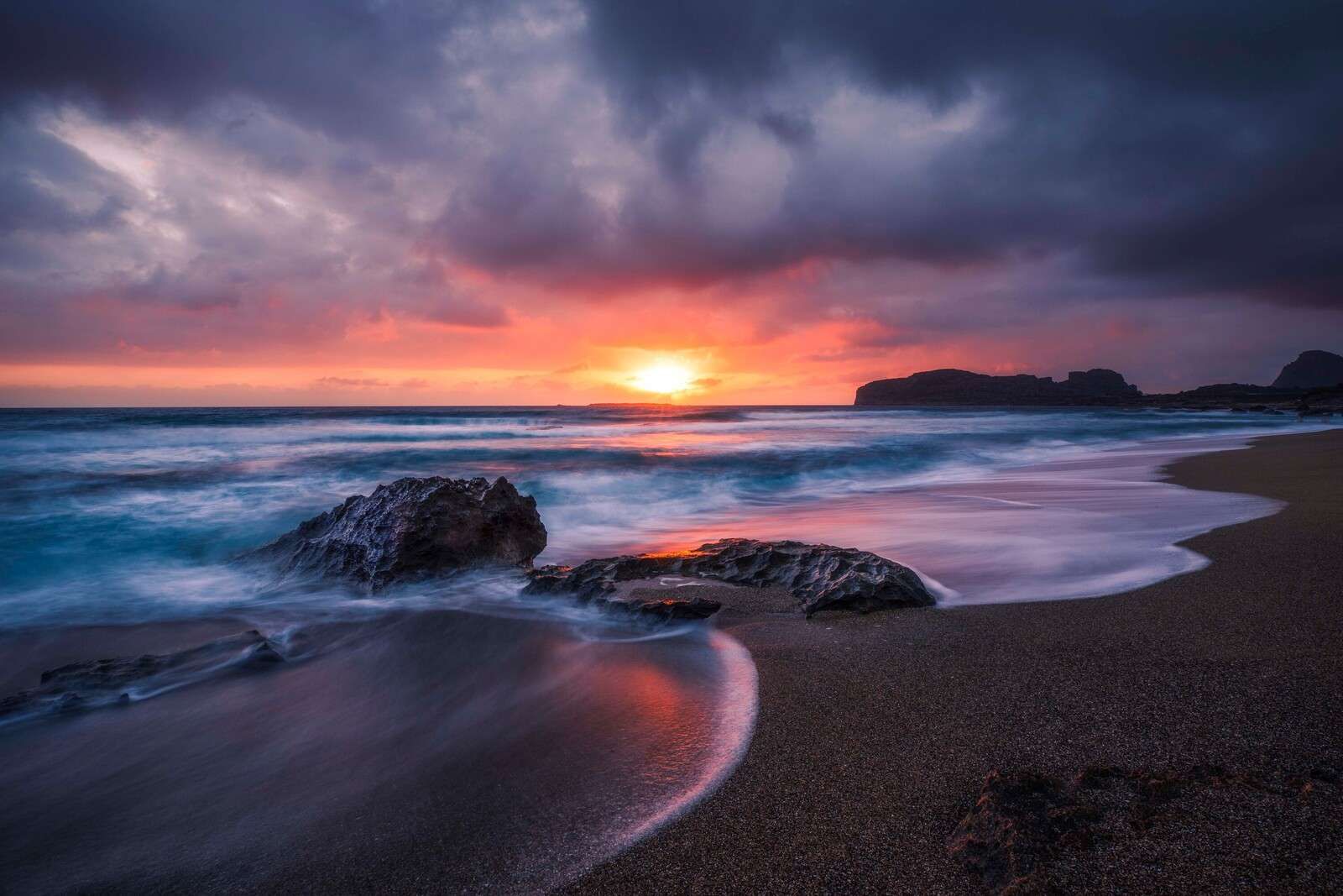 Costa rocosa al atardecer