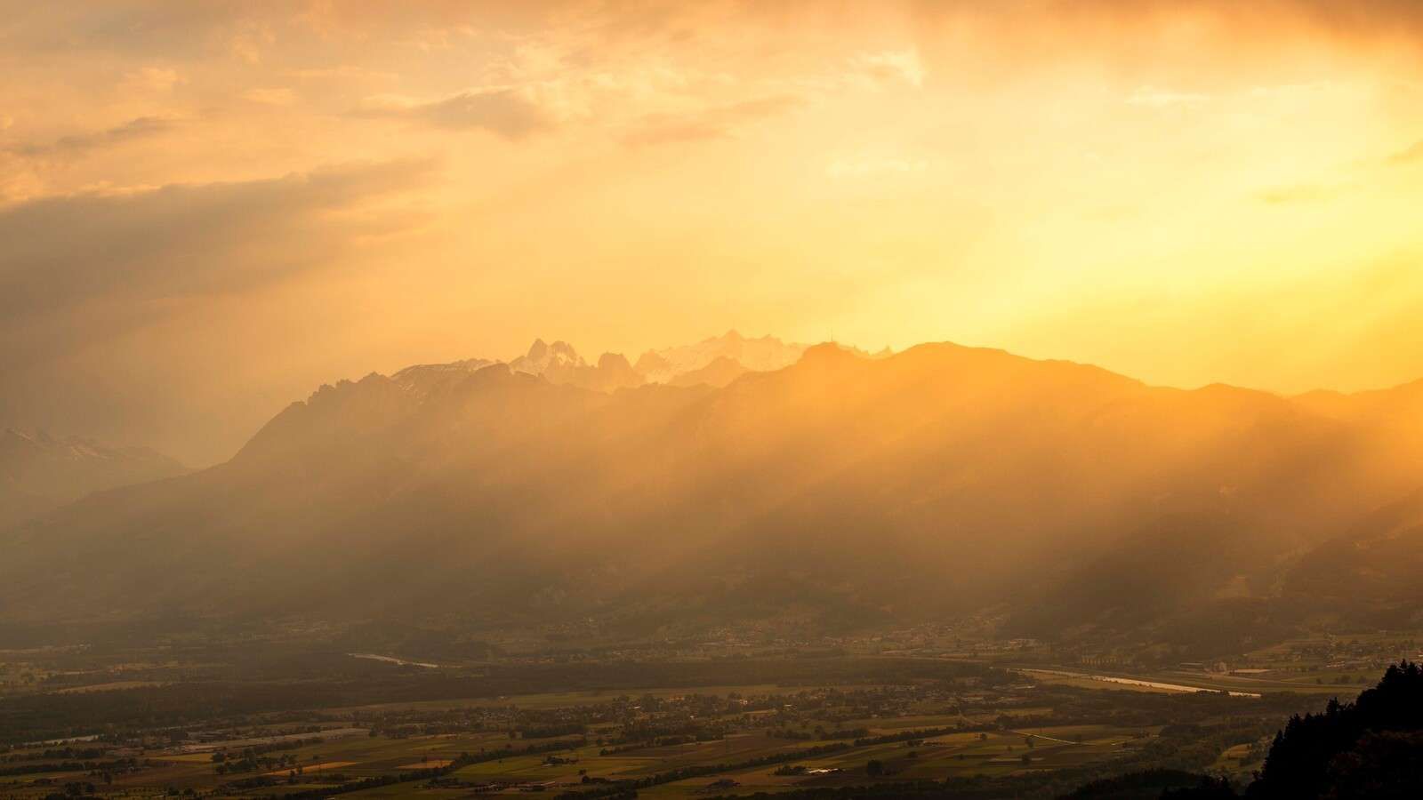 Luz dorada sobre el valle de la montaña.