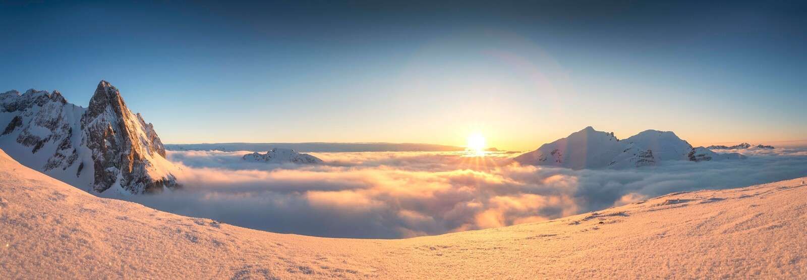 Amanecer sobre las montañas invernales.