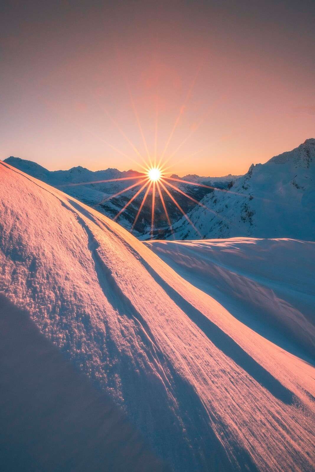 Luz del sol sobre una pendiente nevada.