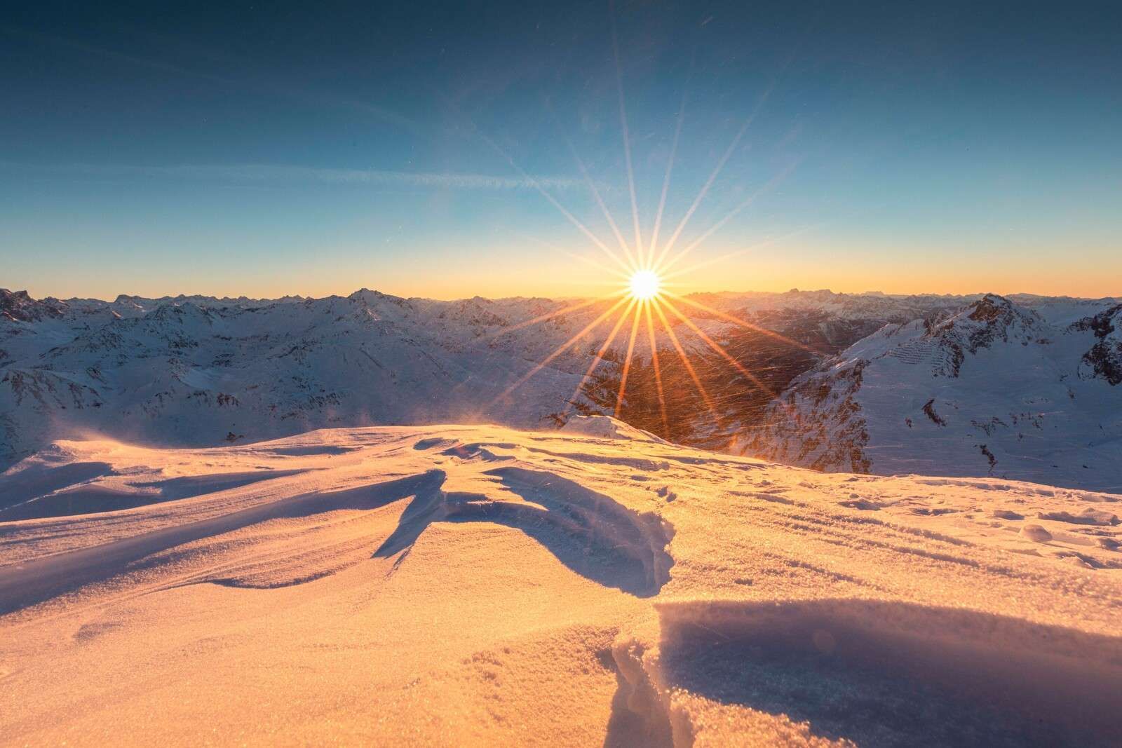 Rayos de sol sobre llanuras de nieve
