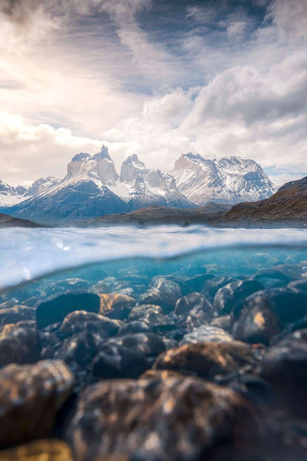 Lago glaciar claro con picos de montaña.