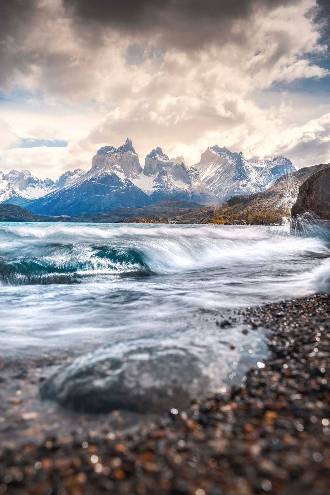 Olas rugientes en un lago de montaña.