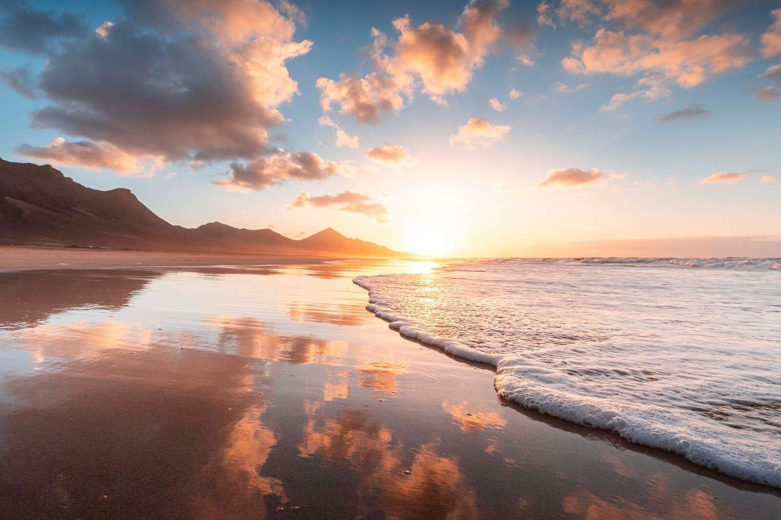 Atardecer dorado en una costa tranquila.