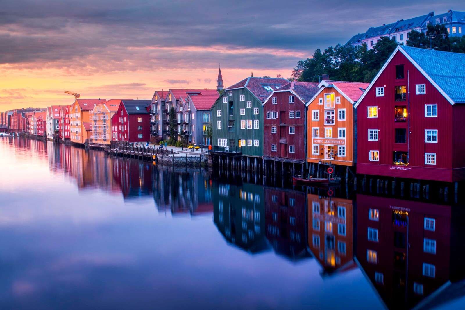 Luz del atardecer en fachadas de colores