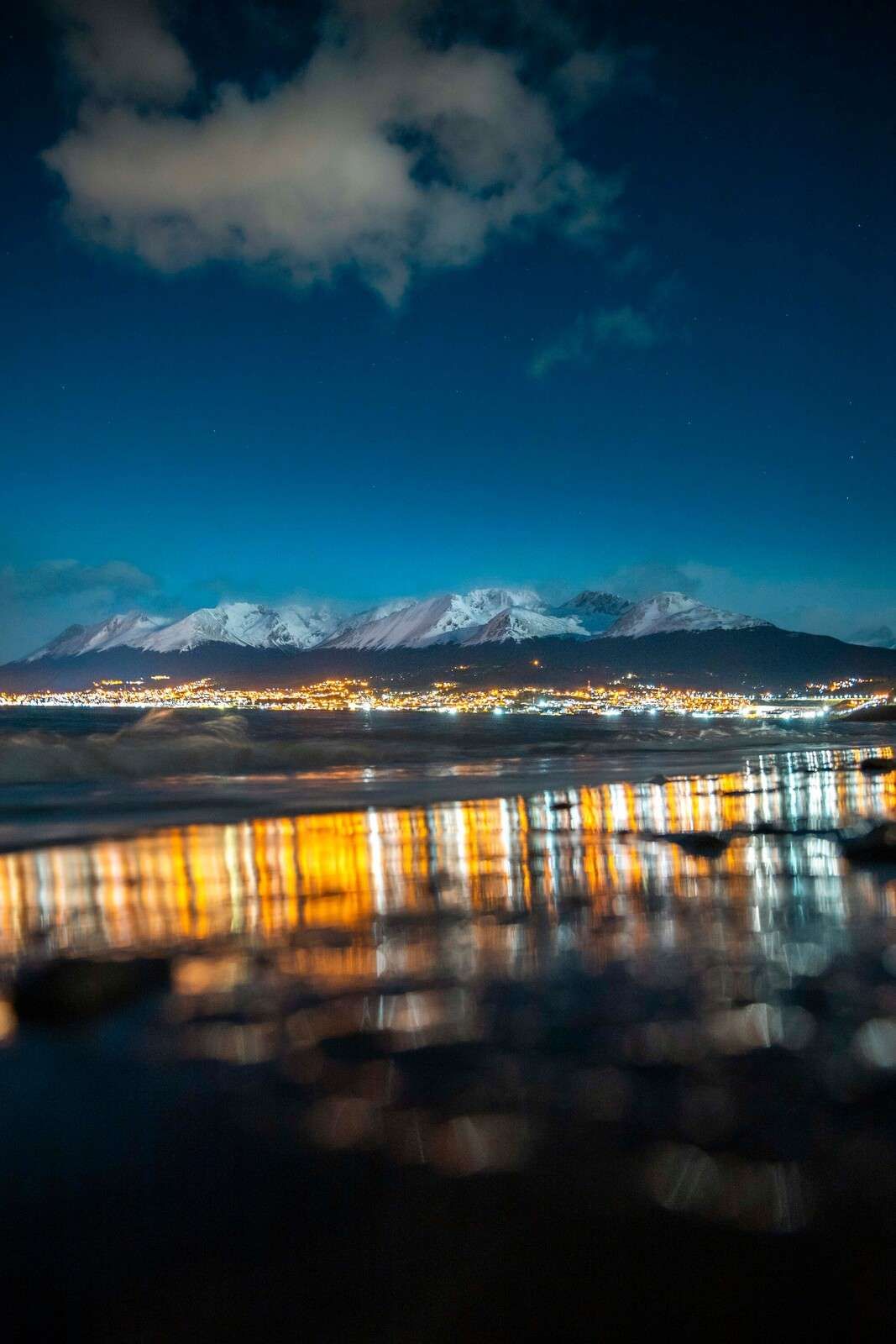 Luz nocturna en la costa nevada.