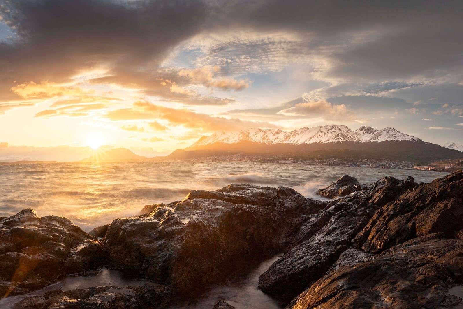 Atardecer dorado en la costa de montaña.