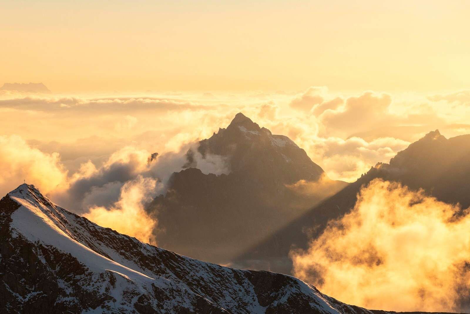 Amanecer sobre las nubes de montaña