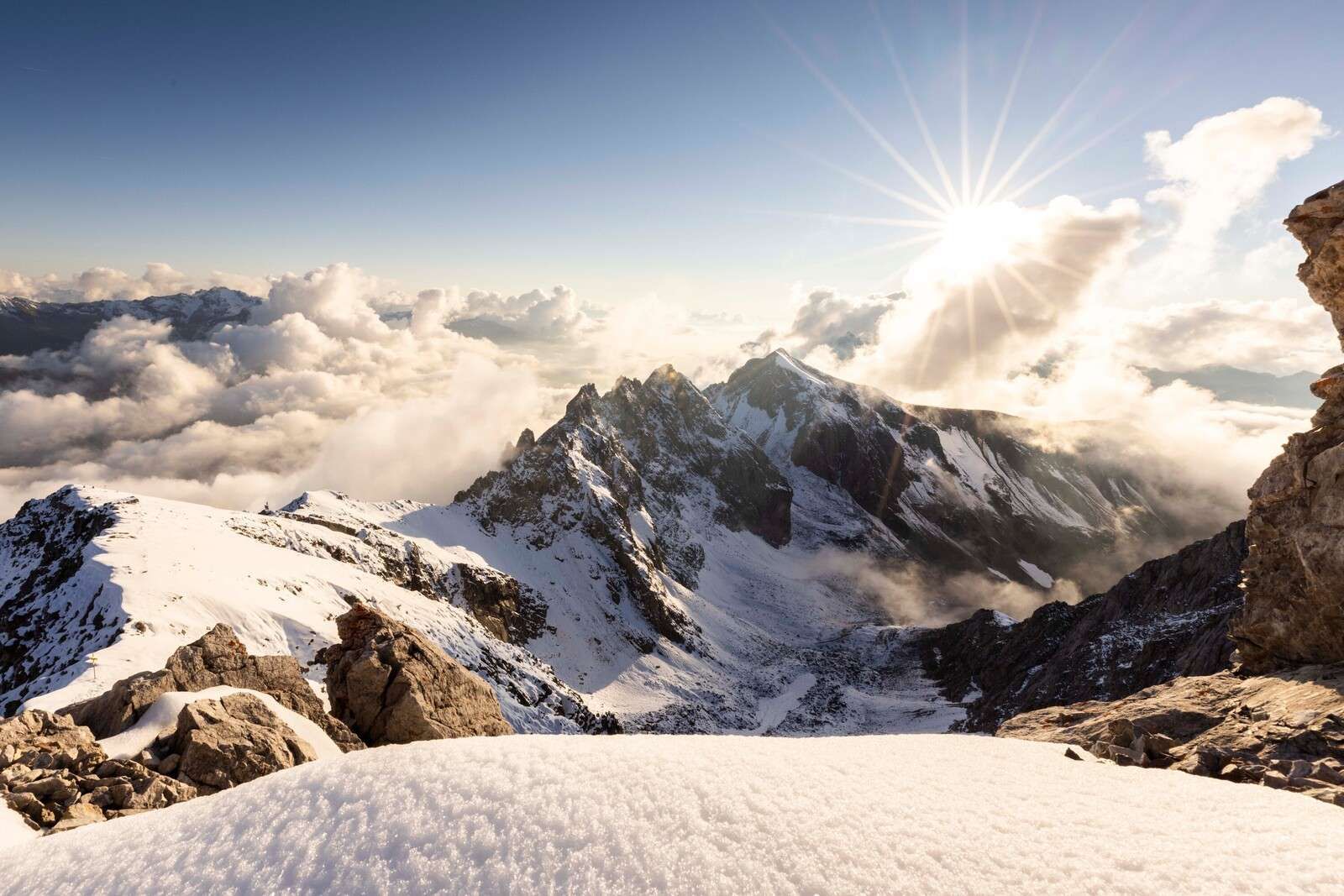 Luz del sol sobre la cresta nevada.