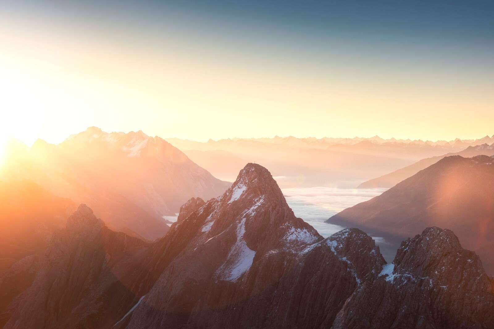 Amanecer sobre las siluetas de las montañas.
