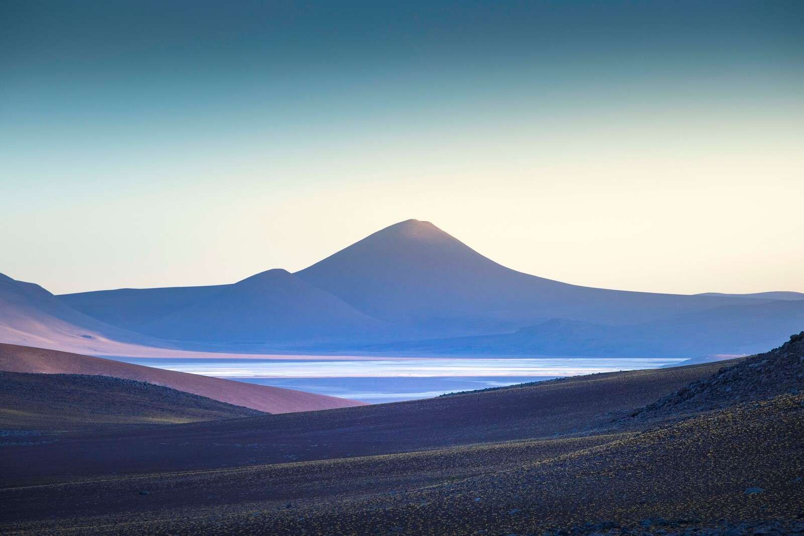 Amanecer sobre un paisaje desértico volcánico
