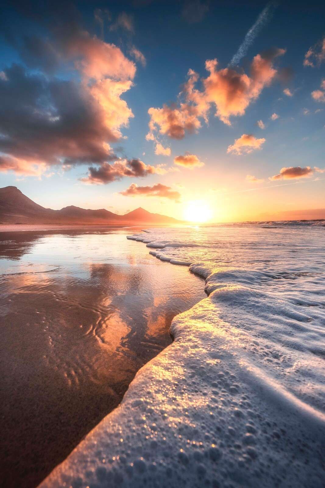 Atardecer dorado en el mar
