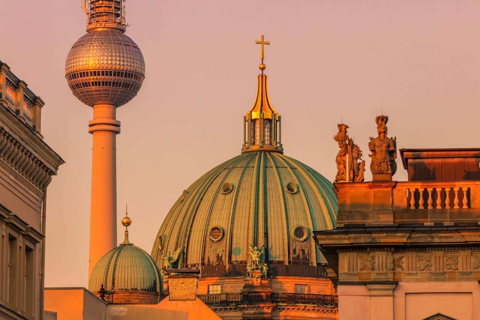 Resplandor nocturno en las cúpulas de Berlín.