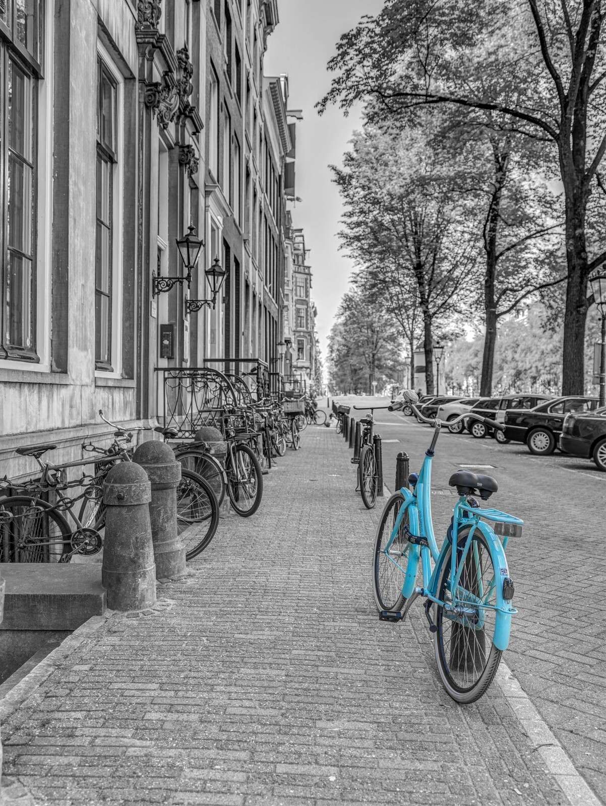 Bicicleta estacionada en la acera, Ámsterdam