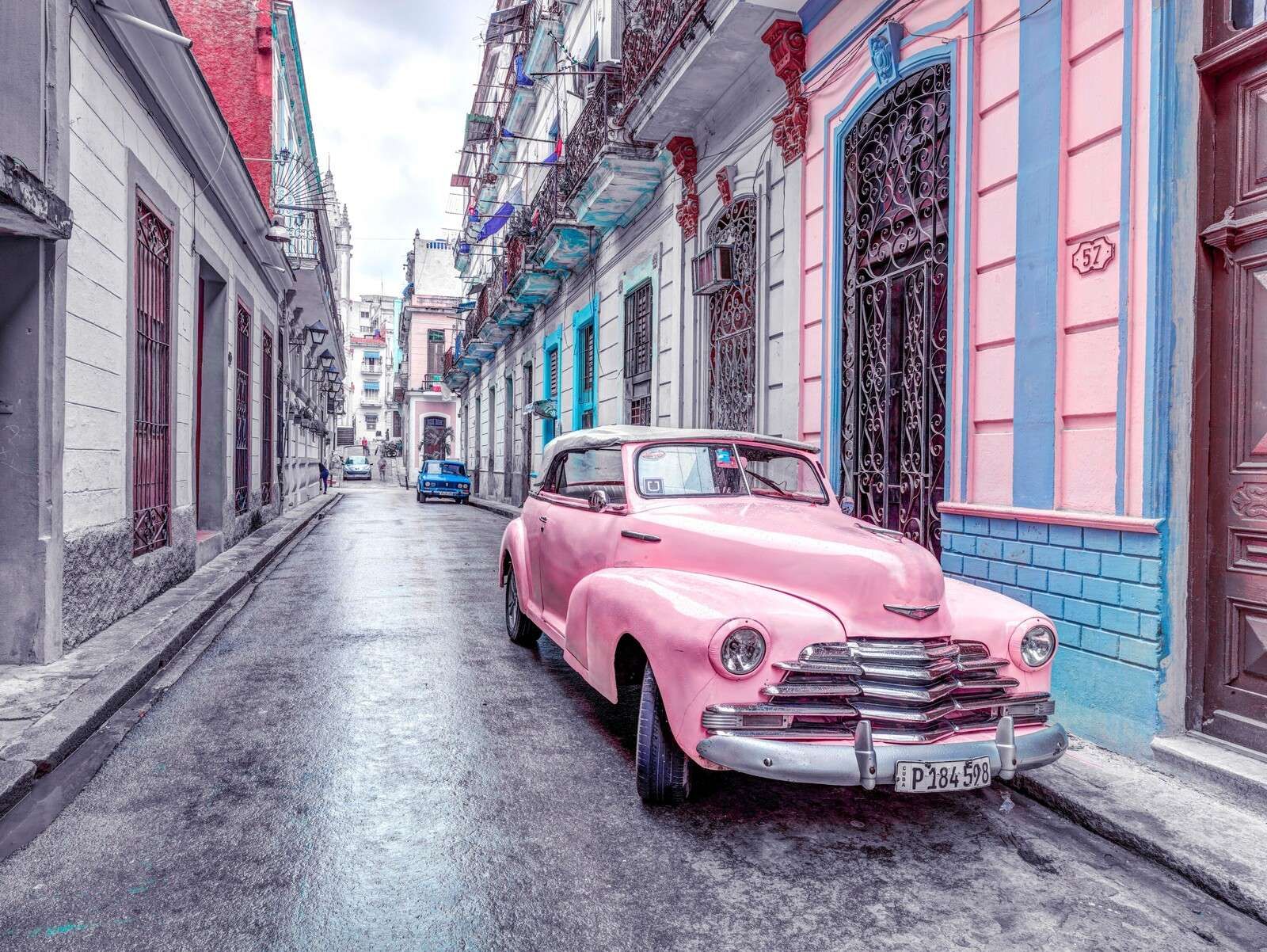 Coche antiguo en una calle de La Habana, Cuba