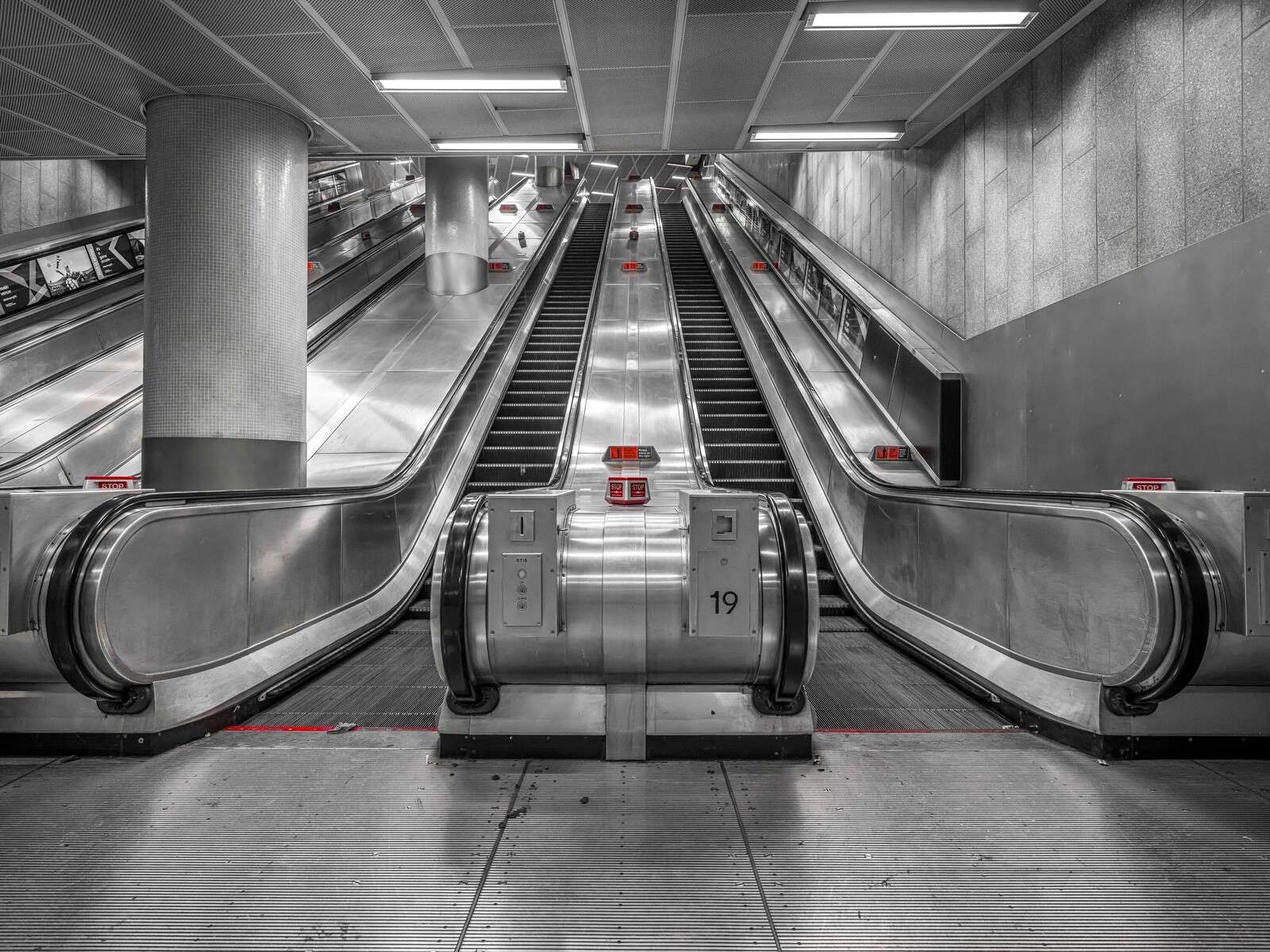 Escaleras mecánicas en una estación de metro, Londres