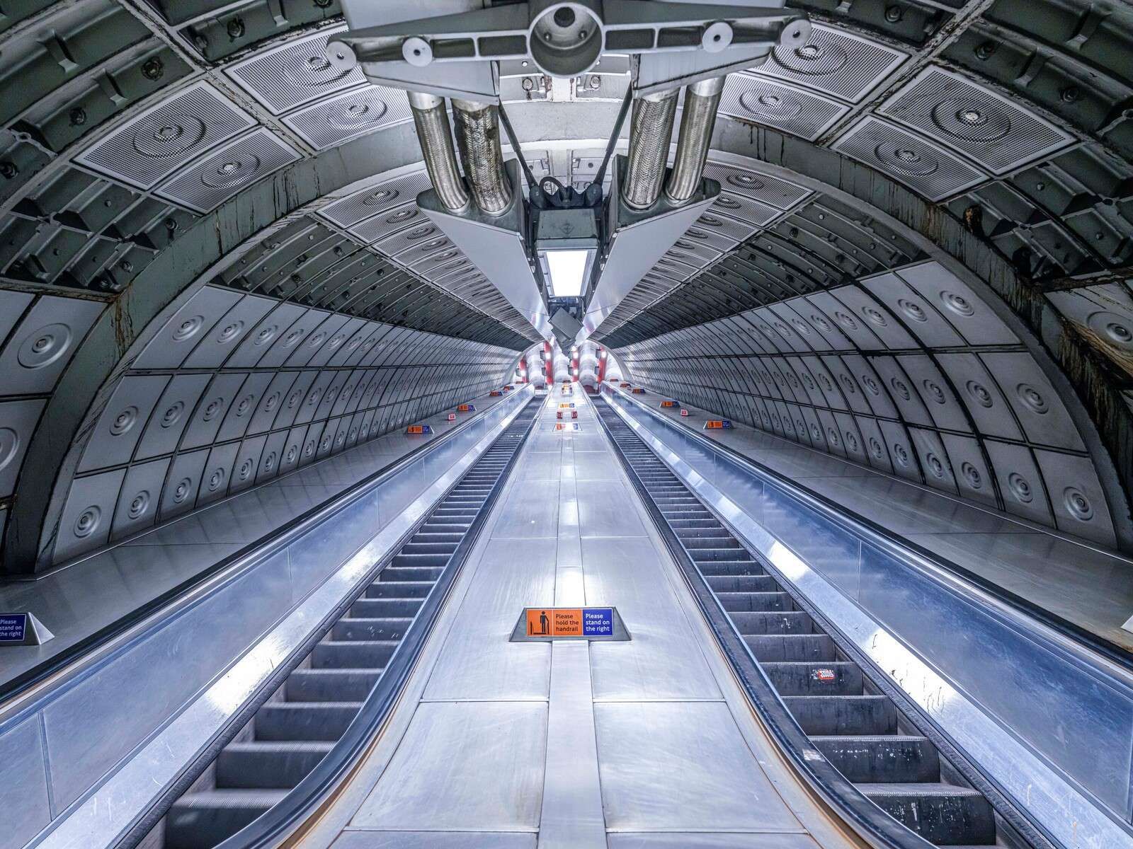 Escalera mecánica en una estación de metro, Londres
