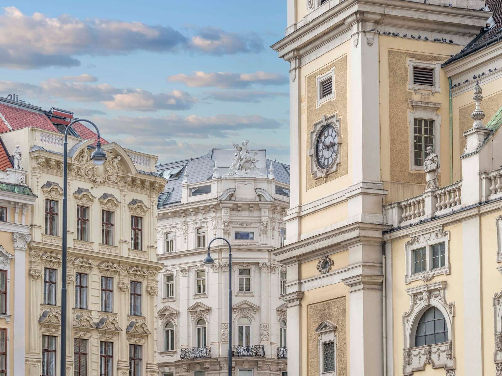 Vista de las fachadas antiguas de una calle en Viena. Austria