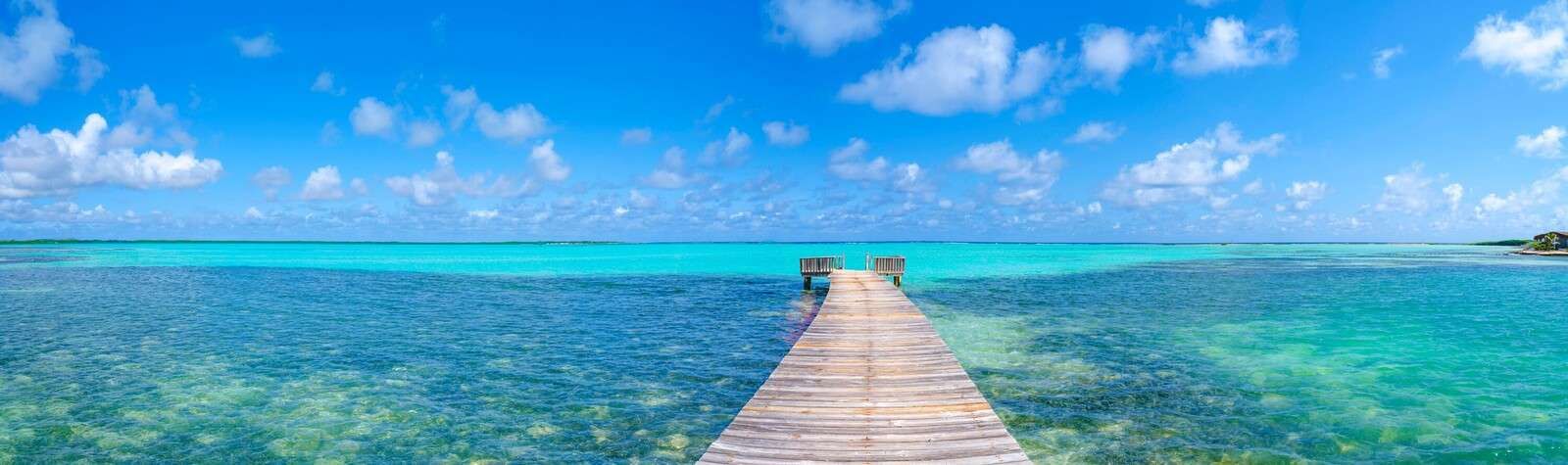 Muelle de madera sobre el mar, Bonaire, Caribe Neerlandés