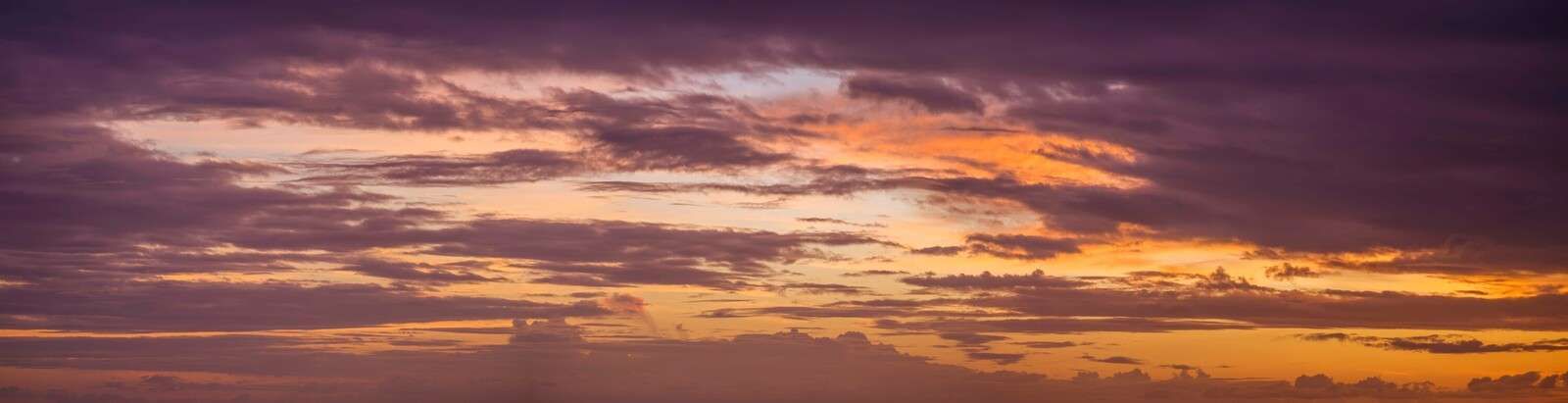 Vista panorámica de un cielo dramático con nubes oscuras