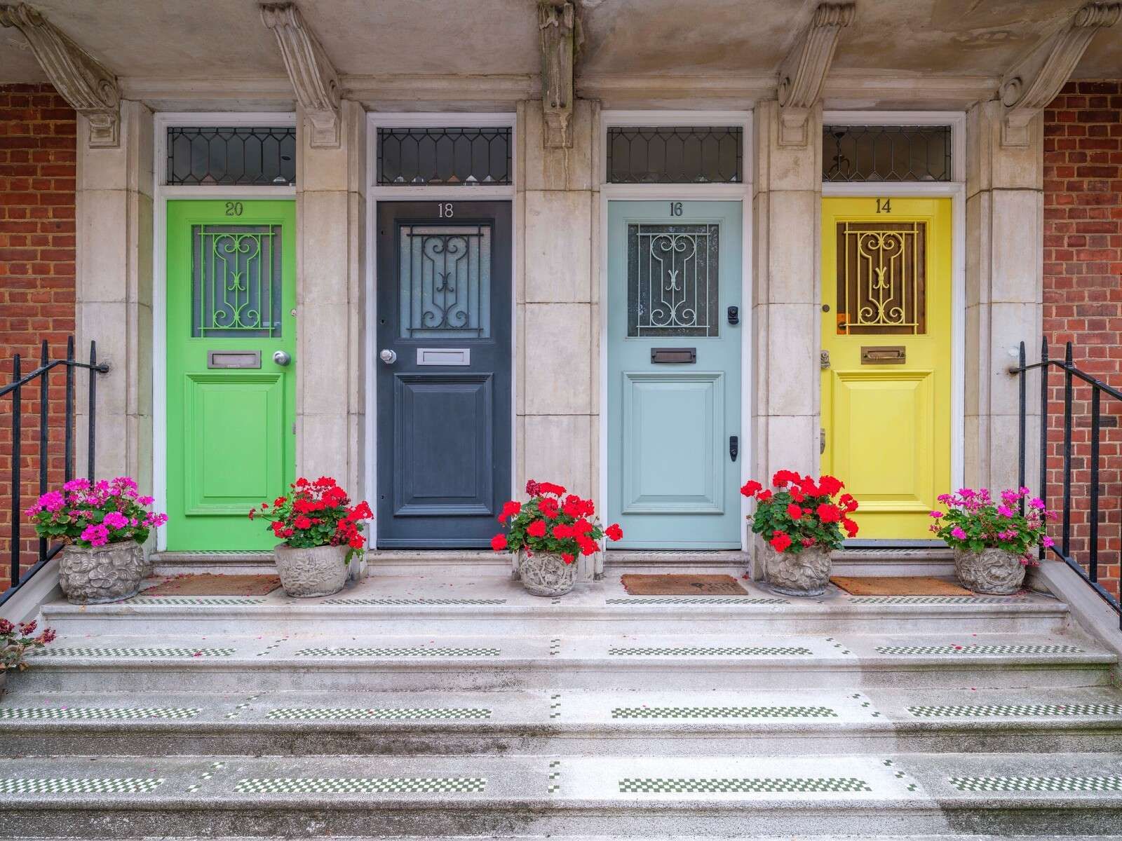 Puertas multicolores de un edificio residencial, Londres.