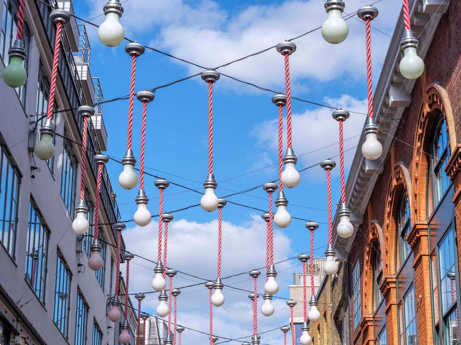 Bombillas colgando por los edificios para decoraciones navideñas, Londres.