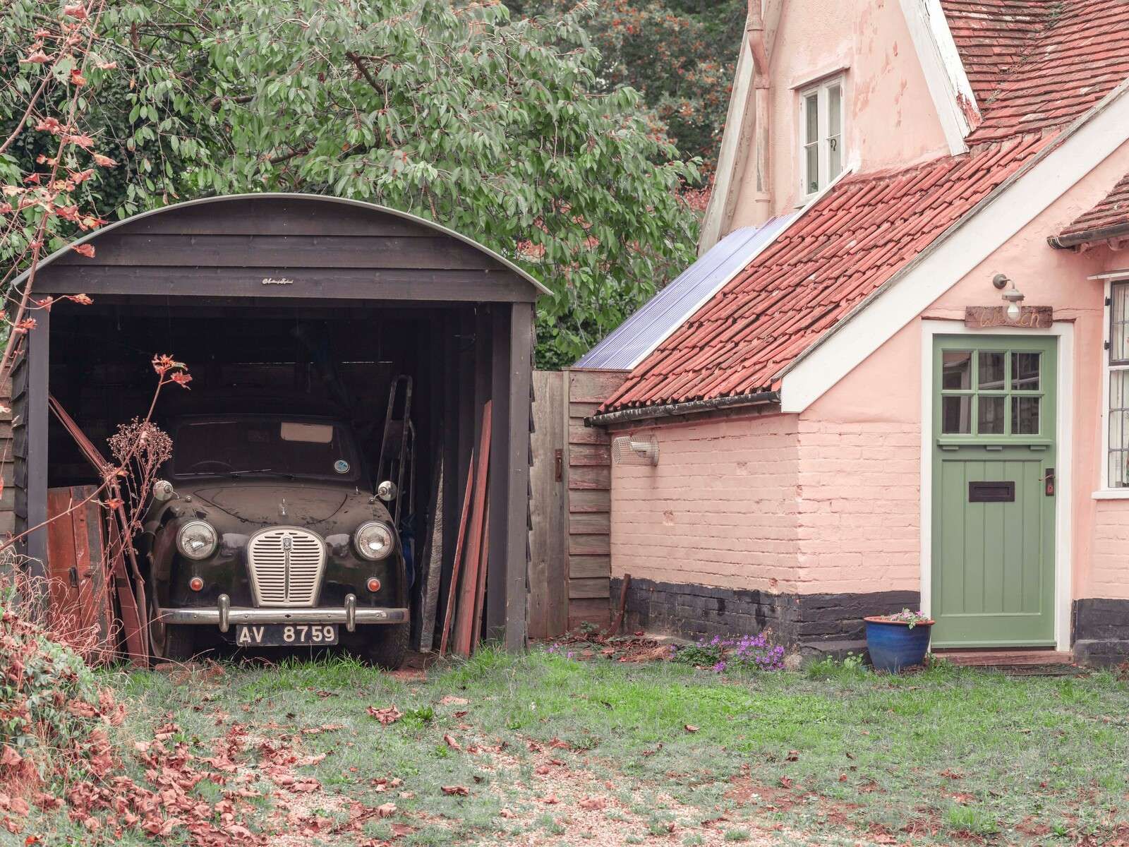 Coche clásico en el garaje de una casa antigua.