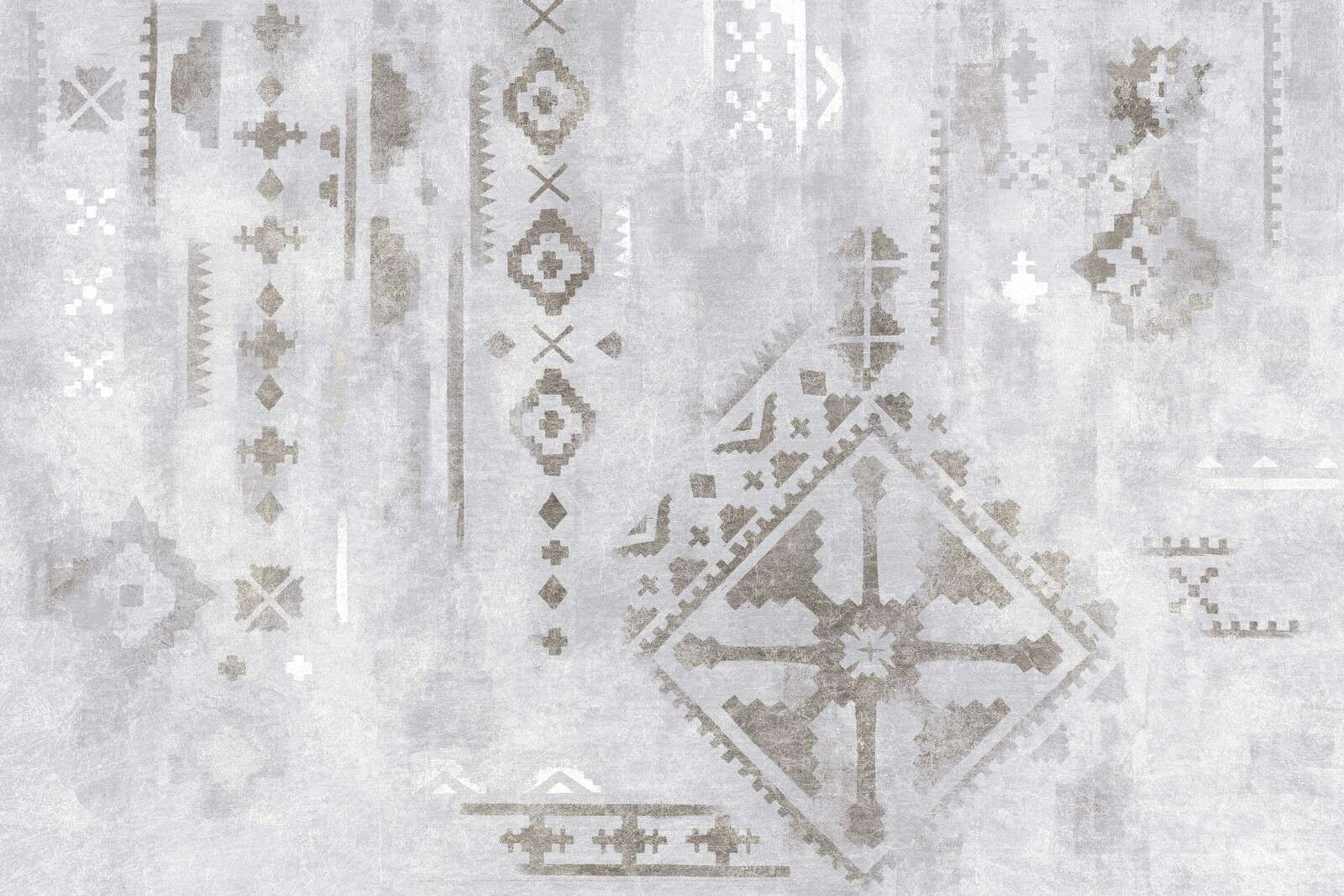 Patrón étnico gris con textura desgastada.