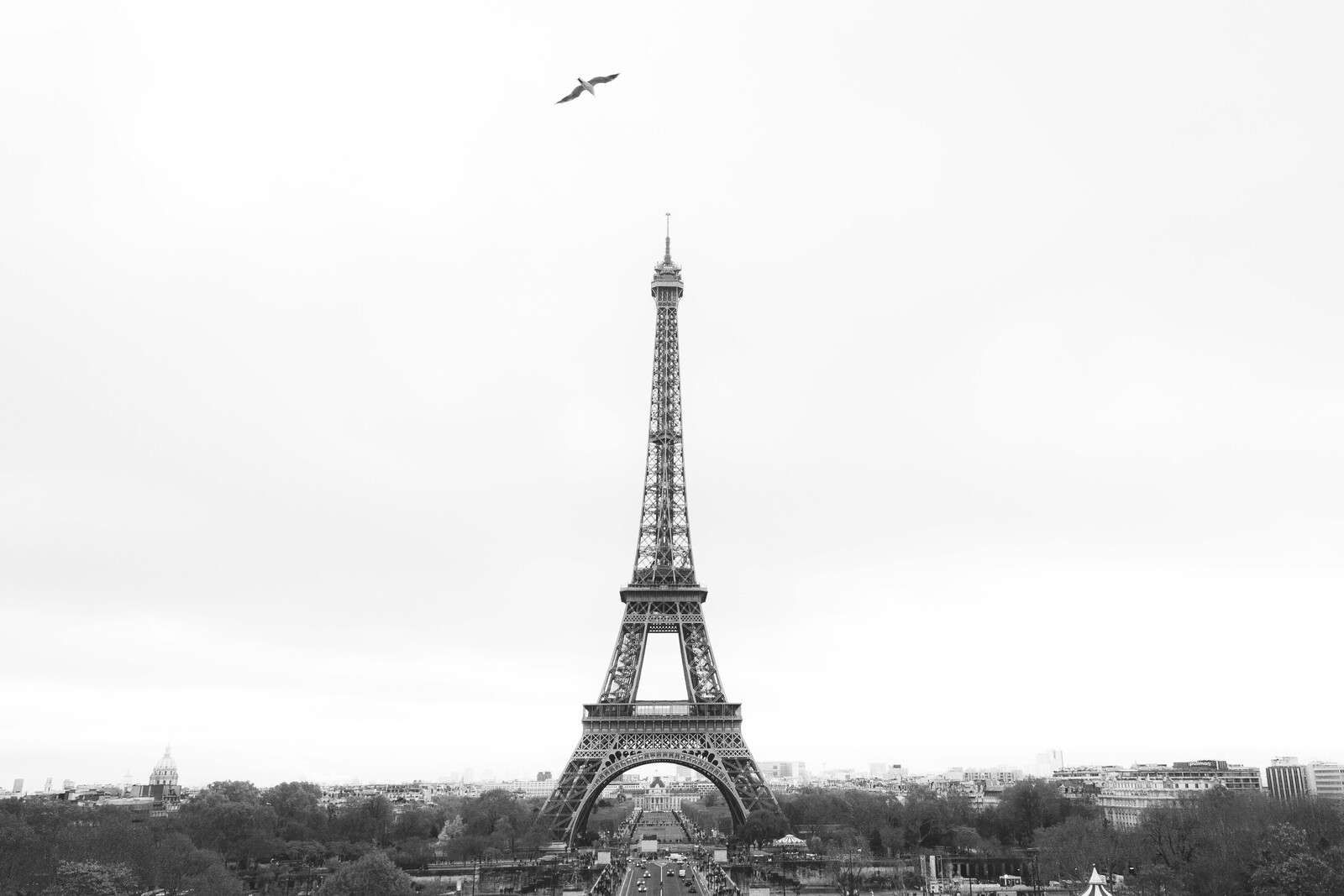 Torre Eiffel bajo el cielo de París