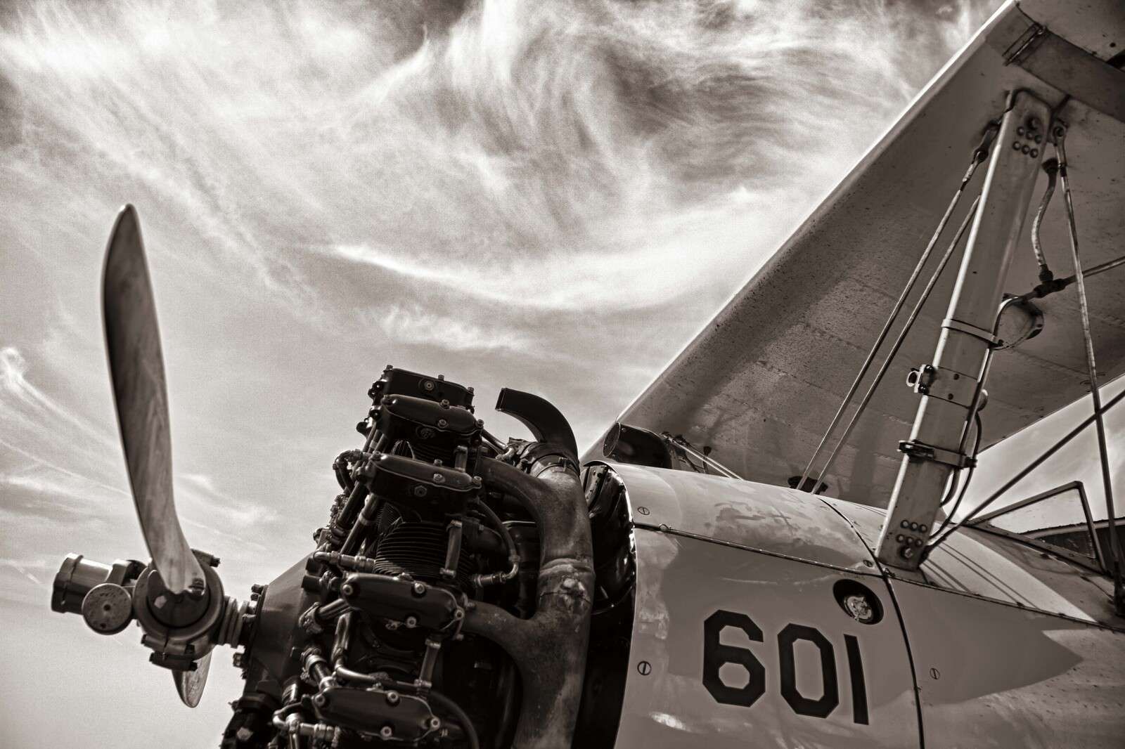 Vuelo de hélice vintage bajo las nubes