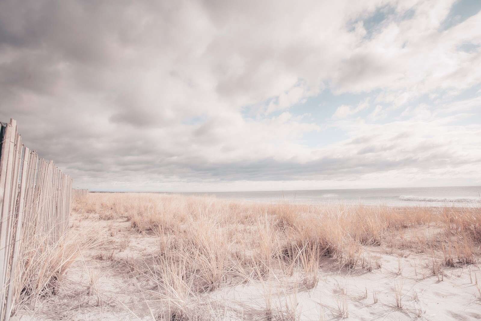 Dunas en una costa tranquila