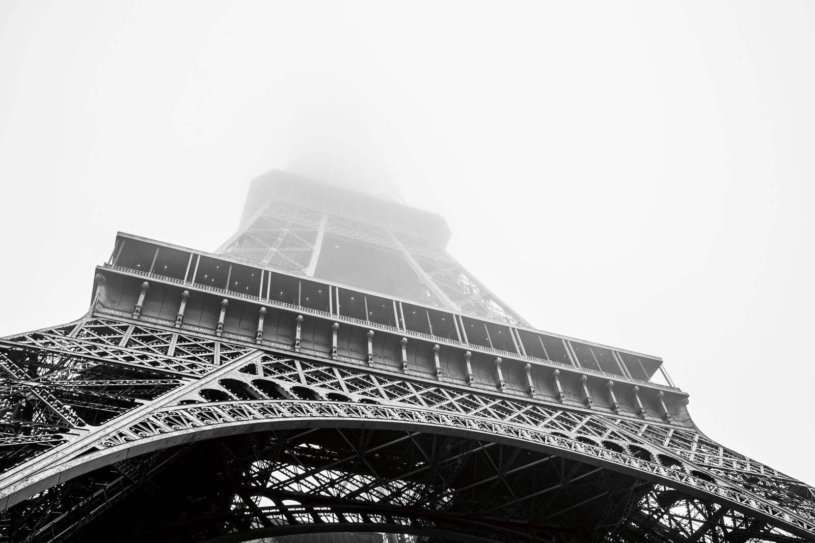 Torre Eiffel en la niebla de París.