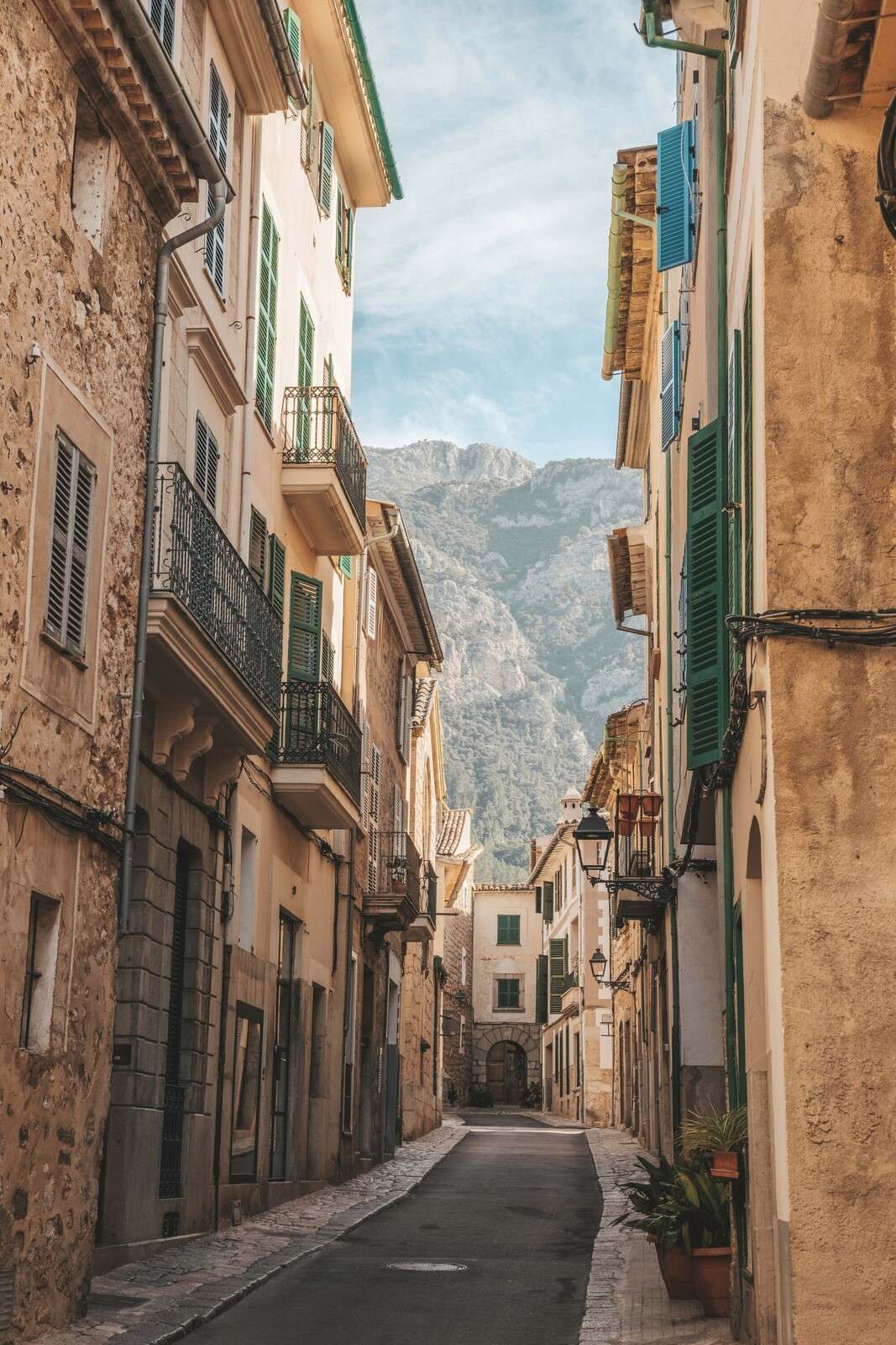 Callejón mediterráneo con vista a la montaña.